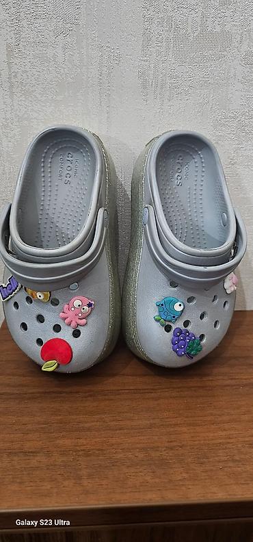 джиббитсы: Серые сабо Crocs на платформе с блеском. - Модель: классические сабо — 3