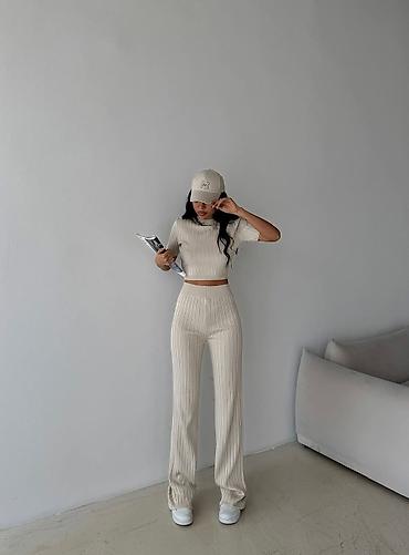 mona bih: Kompleti 2500 dinara
Duzina 120 cm nogavica
Boje crna siva braon bez — 1