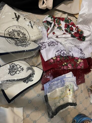 шапки новые зимние: Платок, Шаль, Атлас, С узорами