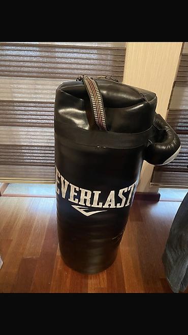 en ucuz boks torbası: Everlast brendinin asılqan boks kisəsi - Rəng: qara, ön hissədə iri — 1