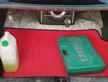 Audi: Красный седан Audi 100 с характерной решеткой радиатора с четырьмя — 9