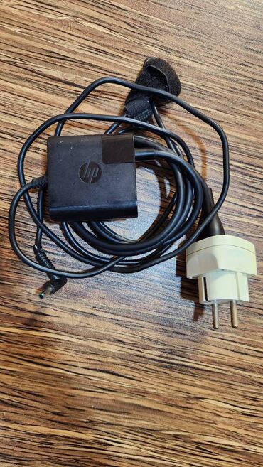 Noutbuklar üçün adapterlər: HP adapteri 45W. Orijinal üstden çıxma. Kompyutere taxılan yerinde — 1