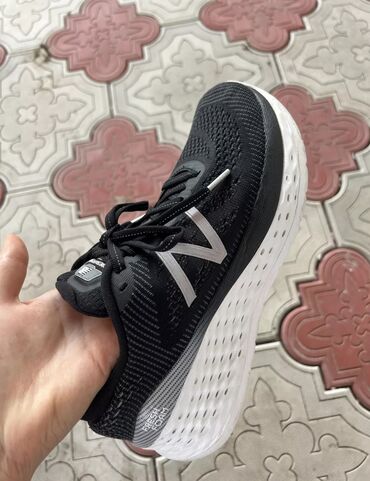 Кроссовки и спортивная обувь: Продаю оригинал New Balance. Размер 36.5
Почти как новые