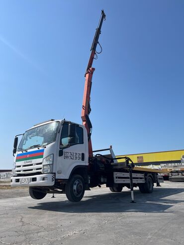 Manipulyatorlar: Yük maşını platforması və hidravlik kranı olan Isuzu modeli. Bu maşın — 8