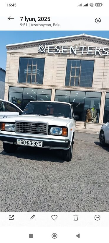 Lada 2107 model ağ rəngli sedan avtomobil. Bu model, öz dözümlülüyü və