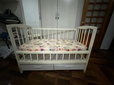 Другие кровати: Деревянная кровать 120х60 со съемной стороной, можно приставить к