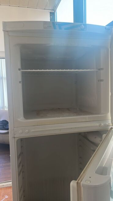 separator satilir: Б/у Холодильник Indesit, Статический, Двухкамерный, цвет - Белый