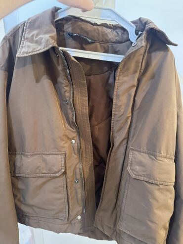 Pencəklər: Qısa modellı, qəhvəyi rəngdə yüngül şişmə jaket. Ön hissə ikili