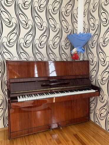 Klavişli alətlər: Piano satılır. Təcili evdən çıxmalıdır. Qiyməti 250 manat . Tam işlək