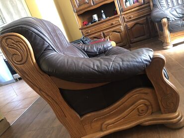 Sofe i kaučevi: Kožna dvosed fotelja sa drvenim ramom - Materijal sedenja/naslona — 3