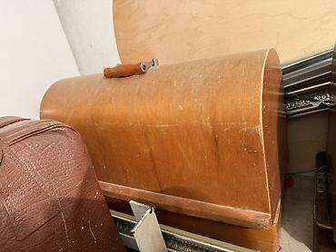 qedimi pullar: Məhsul: Mexaniki tikiş maşını (köhnə model) və taxta qapaqlı baza — 2