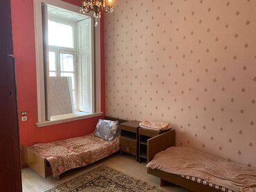 Uzunmüddətli kirayə mənzillər: Nizami metrosunun çıxışında 2 mertebeli binanın 2-ci mərtəbəsində — 7