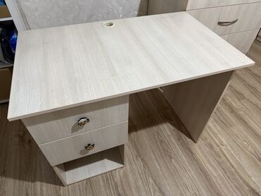 удобный компьютерный стол: Жазуу үстөл, Колдонулган