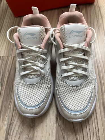 Кроссовки и спортивная обувь: Светлые спортивные кроссовки от Li-Ning с сетчатым верхом
