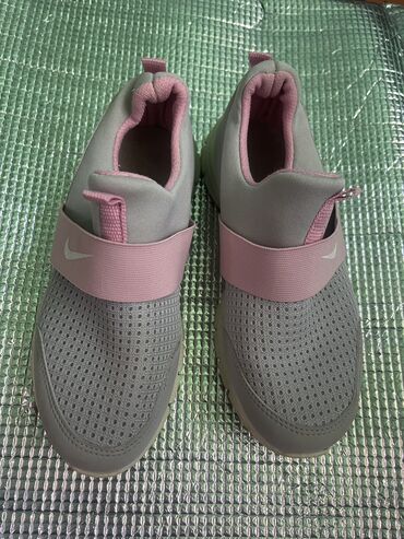 Детская обувь: Продаю летние кроссовки 34 размер по стельке 20,5 см на девочку!