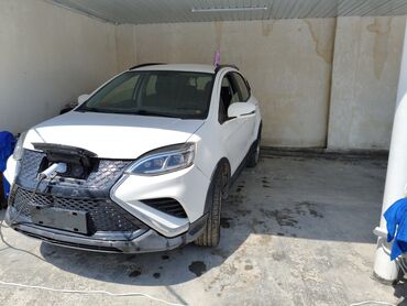 диски на авто бишкек: Электрический кроссовер белого цвета, сочетающий современный дизайн и