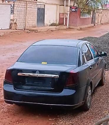 s class fara: Tünd rəngli sedan tipli avtomobil. Avtomobilin salonu göy rəngli — 3