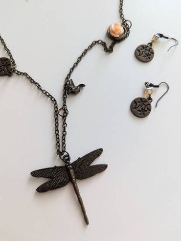 krem sako: Zanimljiva ogrlica i mindjuse u kompletu, rucni rad. Kupljeno na