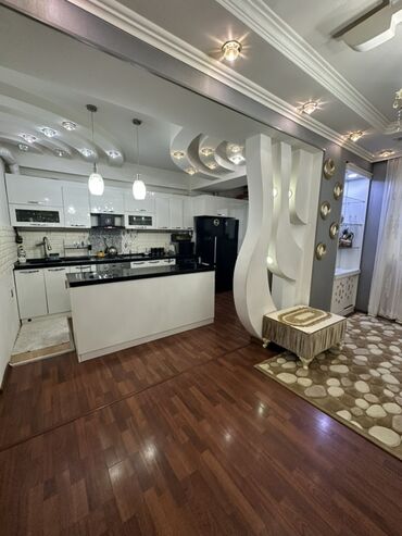 Uzunmüddətli kirayə mənzillər: Mətbəx hissəsində ağ rəngli modul mebellərlə təchiz olunmuş, qara -da lalafo.az — 8 Uzunmüddətli kirayə mənzillər: Mətbəx hissəsində ağ rəngli modul mebellərlə təchiz olunmuş, qara — 8