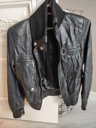 Женская куртка S (EU 36), цвет - Черный