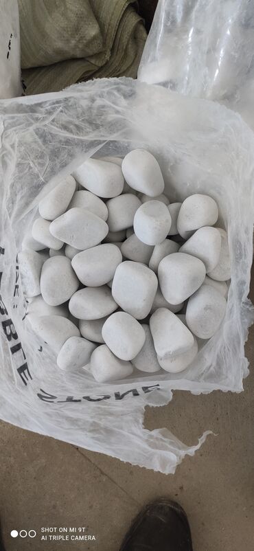 Dekorativ daşlar: Ağ daşlar.Dekorativ Ağ daşlar Təbii daşlardır.kiçik orta və böyük — 7