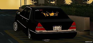 mersedes 1 8: Qara sedan – arxa şüşədə “efirws” və qızılı tac stikeri ilə — 2
