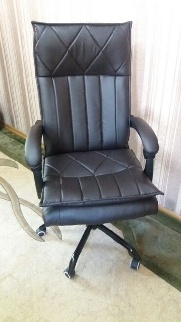 Кресла: Продаю 2 офисных кресла (коричневый и черный )