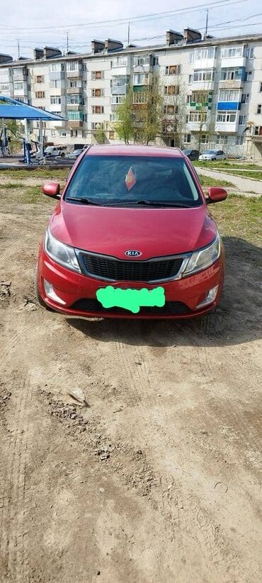 машиналар: Красный седан Kia Rio, оборудованный современной оптикой и