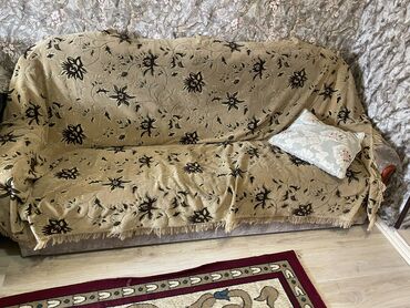 каракол диван: Диван-кровать, цвет - Бежевый, Б/у