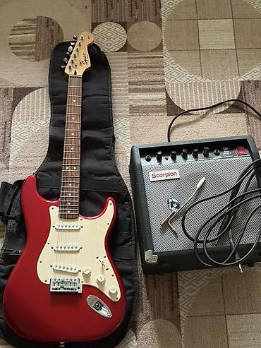 - Электрогитара Squier by Fender в стиле Stratocaster, цвет Candy