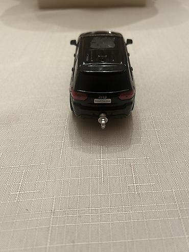 Avtomobil modelləri: Ağ rəngli mini model avtomobil – sedan/krossover üslubunda oyuncaq — 25