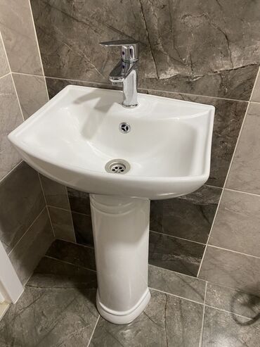Unitazlar: Keramik pilyastrlı pedestal lavabo və qarışdırıcı kran dəsti -