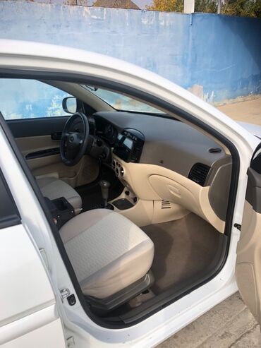 Hyundai: Hyundai Accent: 1.4 l | 2010 il Sedan — 13