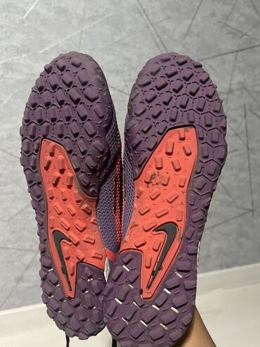 настольные теннисные ракетки: Футбольные сороконожки Nike Phantom в темно-синем, фиолетовом и