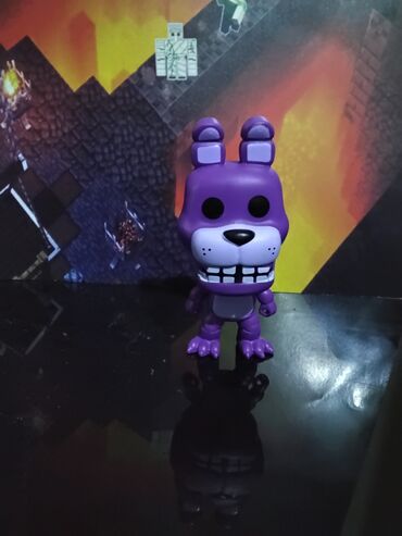 İncəsənət və kolleksiyalar: Funko şirkətinin istehsalı olan bənövşəyi rəngli Bonni oyuncaq fiquru