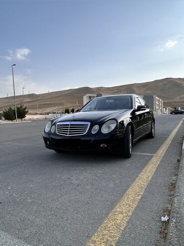 Mercedes-Benz: Mercedes-Benz E-Class sedan (W211) – qara rəngdə, klassik dörd qapılı — 2
