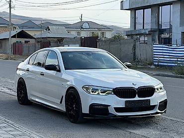 Обвес: BMW 5 Series (G30) в обвесе M Performance - Кузов: седан, белый цвет — 2