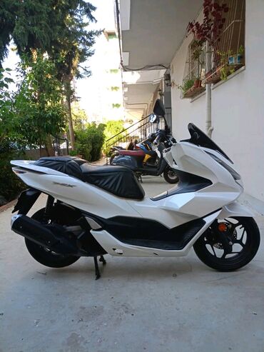 Motosikletlər: Honda - PCX, 300 sm3