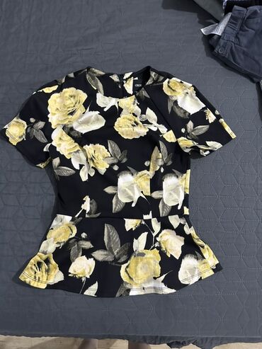 Sviterlər: Yeni kimi, 34 olcu, Asos. Qadın bluzu – çiçək naxışlı, peplum kəsimli