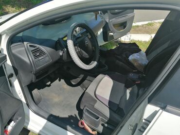 corsa c: Beli automobil Citroen C4 sa petoro vrata. Vozilo poseduje siva