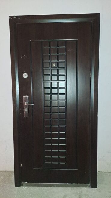 işlenmiş plastik qapilar: Mənzil üçün İşlənmiş Giriş qapısı Glazok ilə, Zəmanətsiz, Ünvandan götürmə