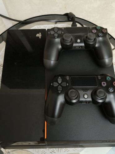 PS4 (Sony PlayStation 4): Ps4 цена 15 000 все кабели, провода и два геймпада в подарок у