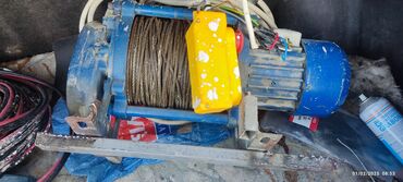 Kafel və bitirmə daşları: Mavi rəngli elektrikli bucurqad, böyük çəkiləri qaldırmaq və ya