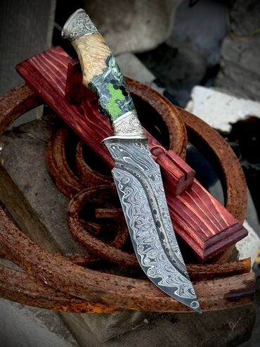 Коллекционные ножи: •Сталь | Дамаск с добавлением никеля • Рукоять | Соты в акриле •