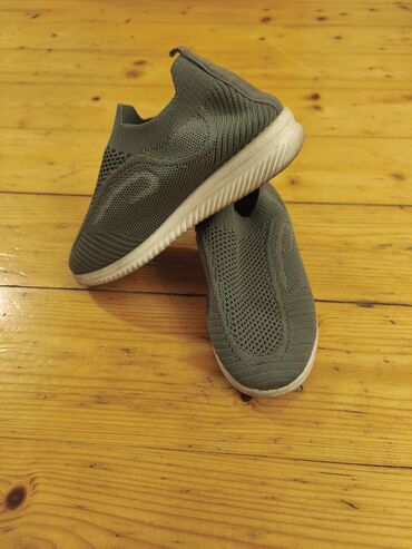 Ayaqqabılar: Qara rəngdə olan dəri kişi ayaqqabıları. Dəbli dizaynı ilə həm rəsmi — 12