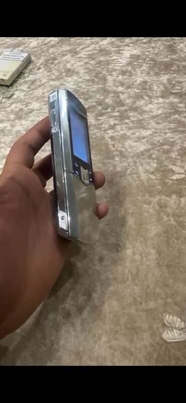 3 telefon: Vertu Signature Touch, rəng - Gümüşü, Düyməli