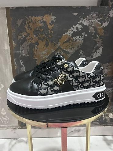 Patike: Predobre patike 
Vel 36 do 40 
Cena 4500 din — 13