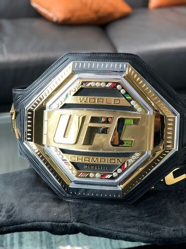 трико для вольной борьбы: Пояс чемпиона UFC, выполненный из черной кожи с золотистыми и
