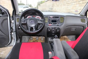 Kia: Kia Rio hatchback – gümüşü rəngdə, 5 qapılı şəhər avtomobili. Xarici — 11