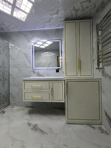 зеркало в ванную: Banyo mebeli dəsti - Üst hissədə LED işıqlı kvadrat güzgü - İnteqrə — 1